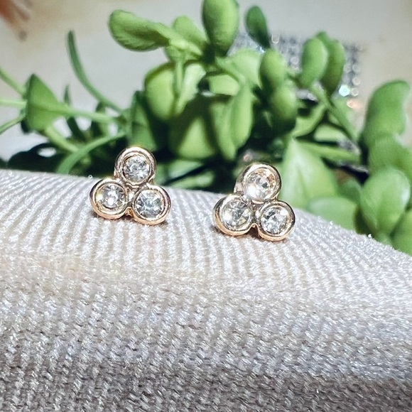 New Gold Crystal Stud Earrings 3 bezel set stones Hypoallergenic Earrings - Picture 4 of 9